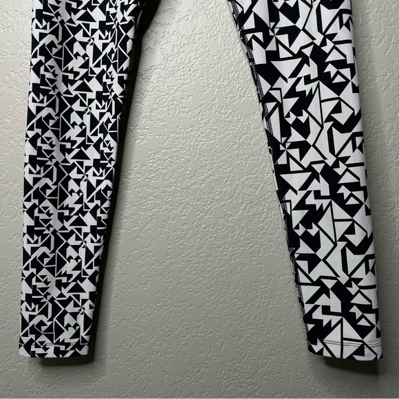 Lorna Jane Leggings Geometric Pattern Black & White Activewear Workout - Picture 7 of 13